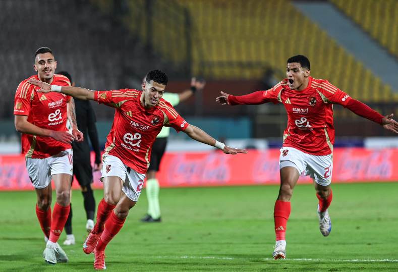 الأهلي يشعل الأجواء ..ويطالب بطاقم بحكام أجانب للقاء القمة  امام الزمالك  