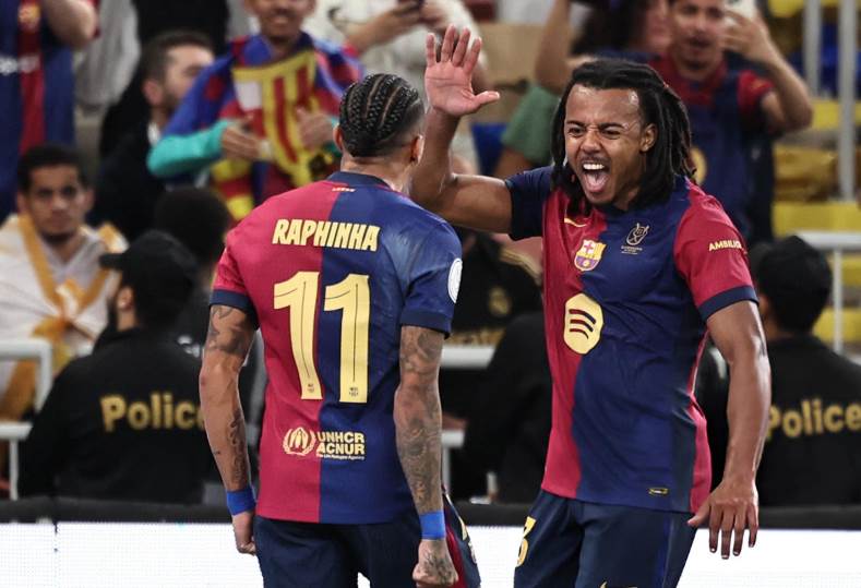يامال وليفاندوفسكي  يقودان برشلونه في الهجوم ضد إشبيلية في الدوري الإسباني