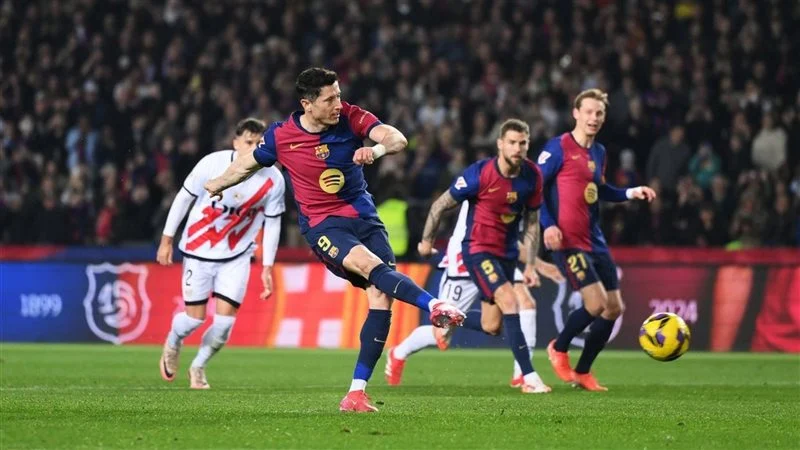 برشلونة يعبر رايو فاييكانو بهدف ليفاندوفسكي ويتصدر الليجا 