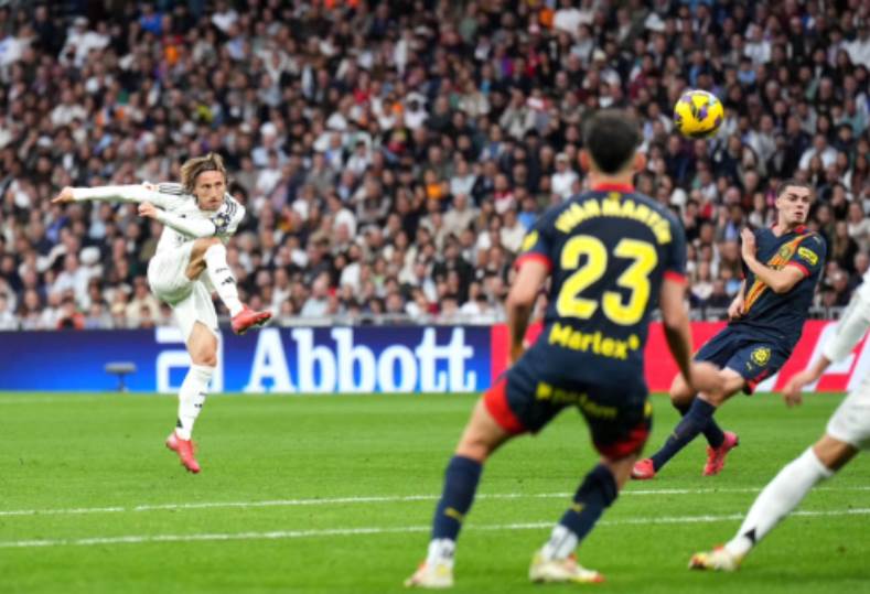 صراع الليجا يشتعل.. ريال مدريد يلتحق ببرشلونة بعد الفوز على جيرونا