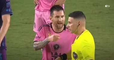 فضيحة في الدوري الأمريكي.. ميسي يشتبك مع مساعد الحكم والجماهير تطالب بإيقافه!