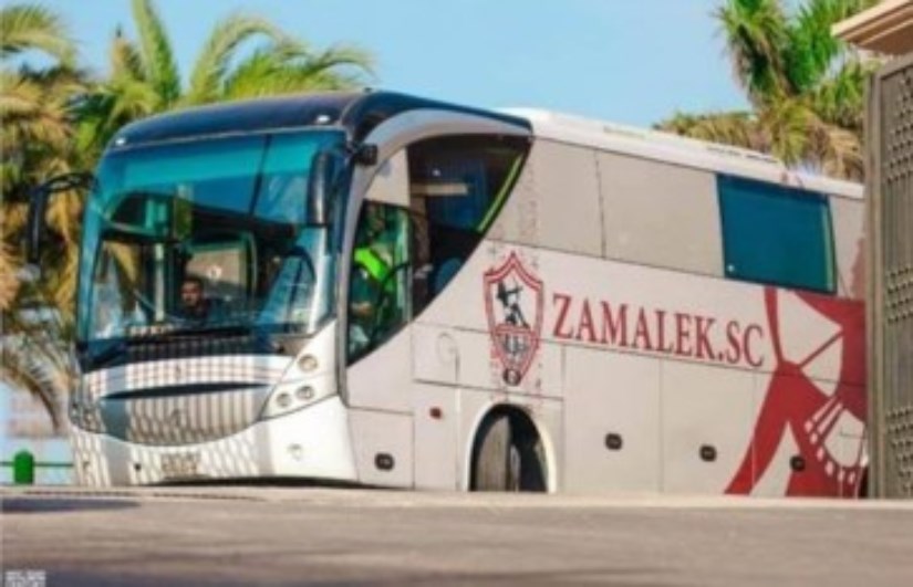 الزمالك  يصل إلى الاستاد بزيه الرسمي استعدادًا للقاء القمة