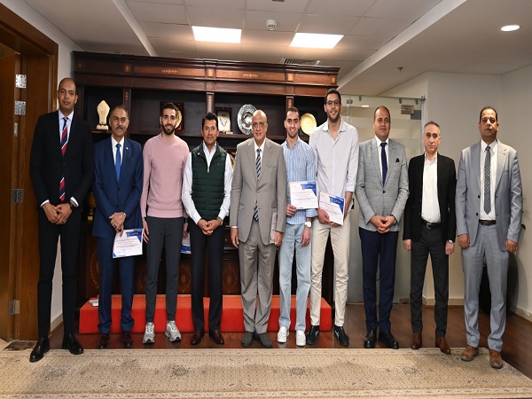تكريم منتخب مصر لسلاح السيف بعد التتويج بذهبية بطولة العالم