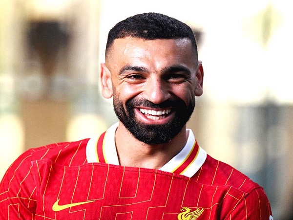 محمد صلاح يمدد عقده مع ليفربول: مستمر لتحقيق البطولات وإسعاد الجماهير
