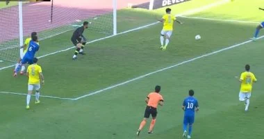 صامويل أمادي يمنح سموحة التقدم على الإسماعيلي في صراع النجاة من الهبوط
