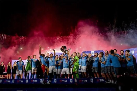 نابولي يلامس لقب الدوري الإيطالي ورابطة الكالتشيو تُعد منصة التتويج