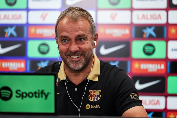 هانزي فليك مستمر مع برشلونة حتى 2027