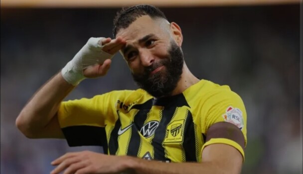 بنزيما يحسم الجدل: لا نية للرحيل عن الاتحاد