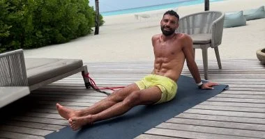 محمد صلاح يستجم على الشاطئ استعدادًا لموسم ناري مع ليفربول