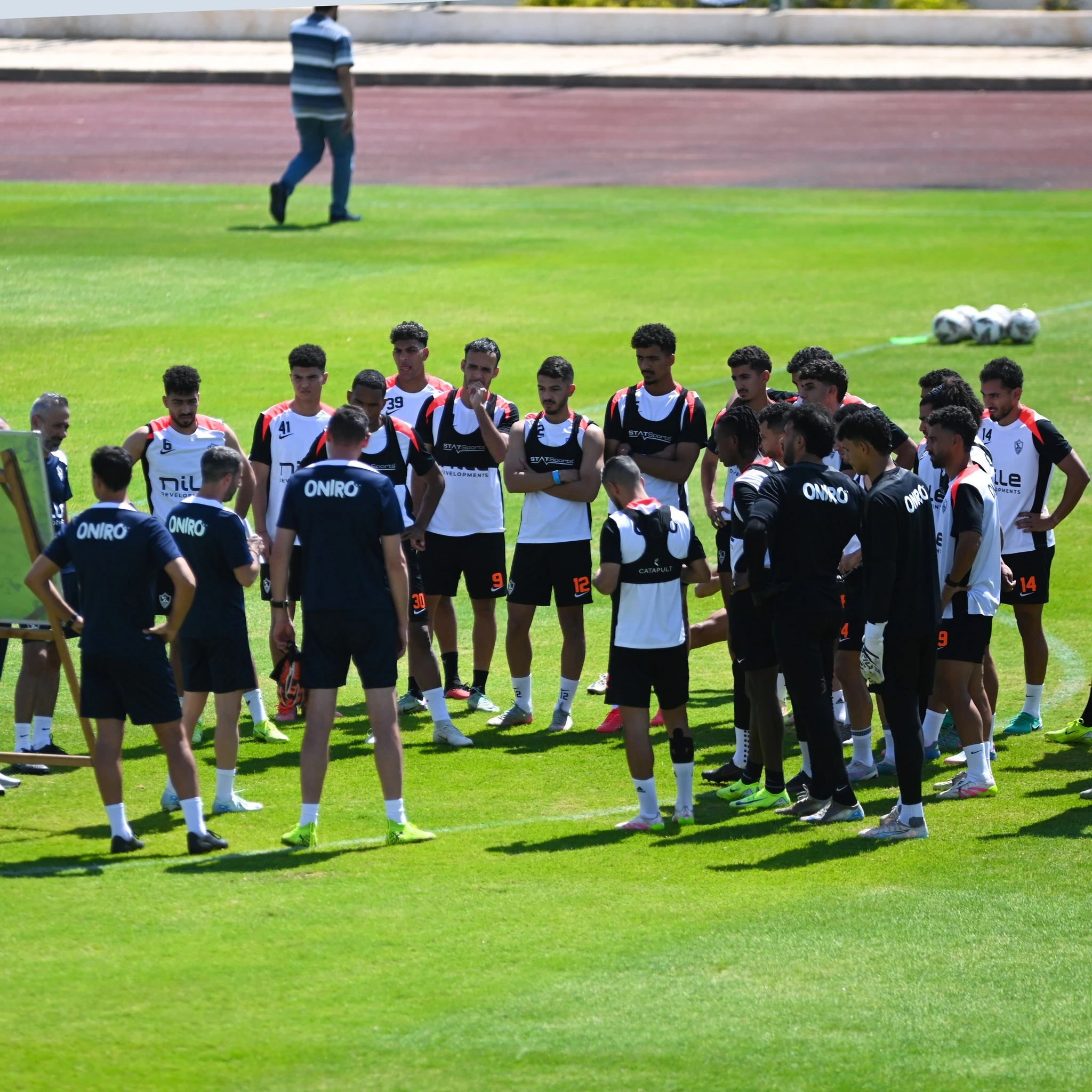 فيريرا يعقد جلسة فنية مع لاعبي الزمالك قبل انطلاق المران
