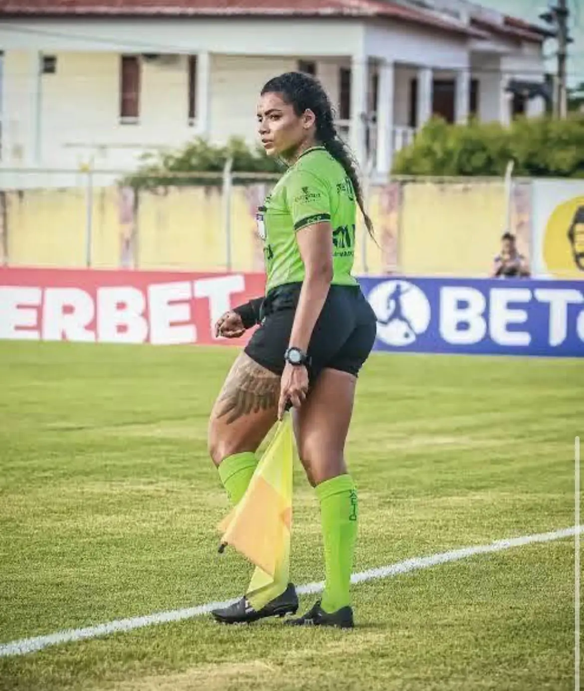 مطالب بإبعاد فاتنة الملاعب البرازيلية.. جمالها يشعل جدلاً داخل المستطيل الأخضر