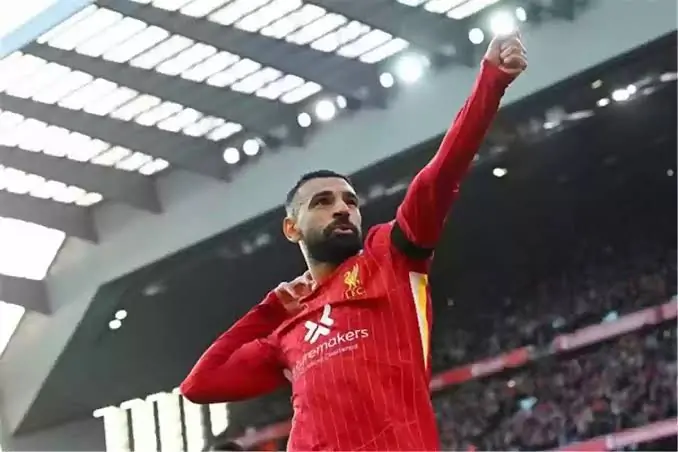 ممر شرفي لصلاح في معسكر المنتخب بعد تتويجه بجائزة الأفضل في إنجلترا