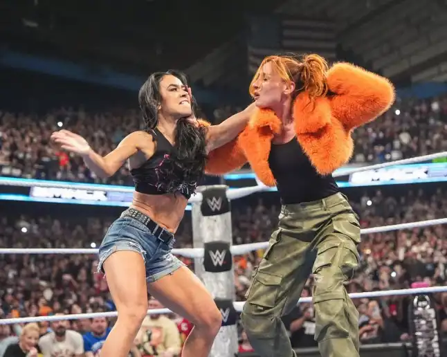 عودة أسطورية تشعل الجدل.. إيه جيه لي تفاجئ WWE وتصفع بيكي لينش بعد 10 سنوات غياب