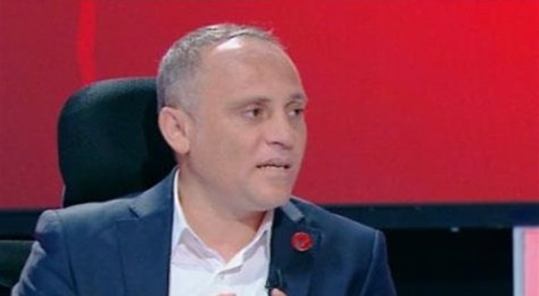 أسامة حسني يرد على تصريحات مدحت شلبي ويعرض تأشيرة الخطيب على الهواء