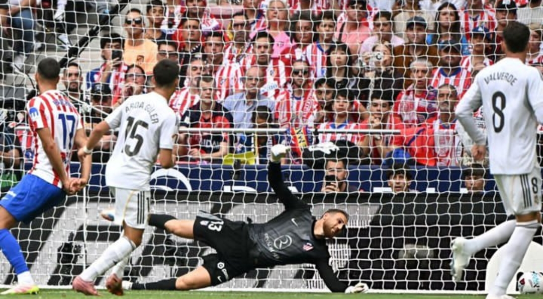 تعادل مثير 2-2 في شوط أول ناري بين ريال مدريد وأتلتيكو في ديربي العاصمة