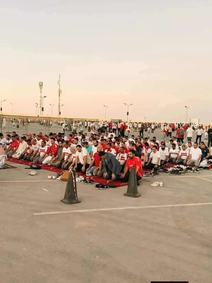 صورة تهز القمة 131.. جماهير الأهلي والزمالك يصلّون معًا في ستاد القاهرة