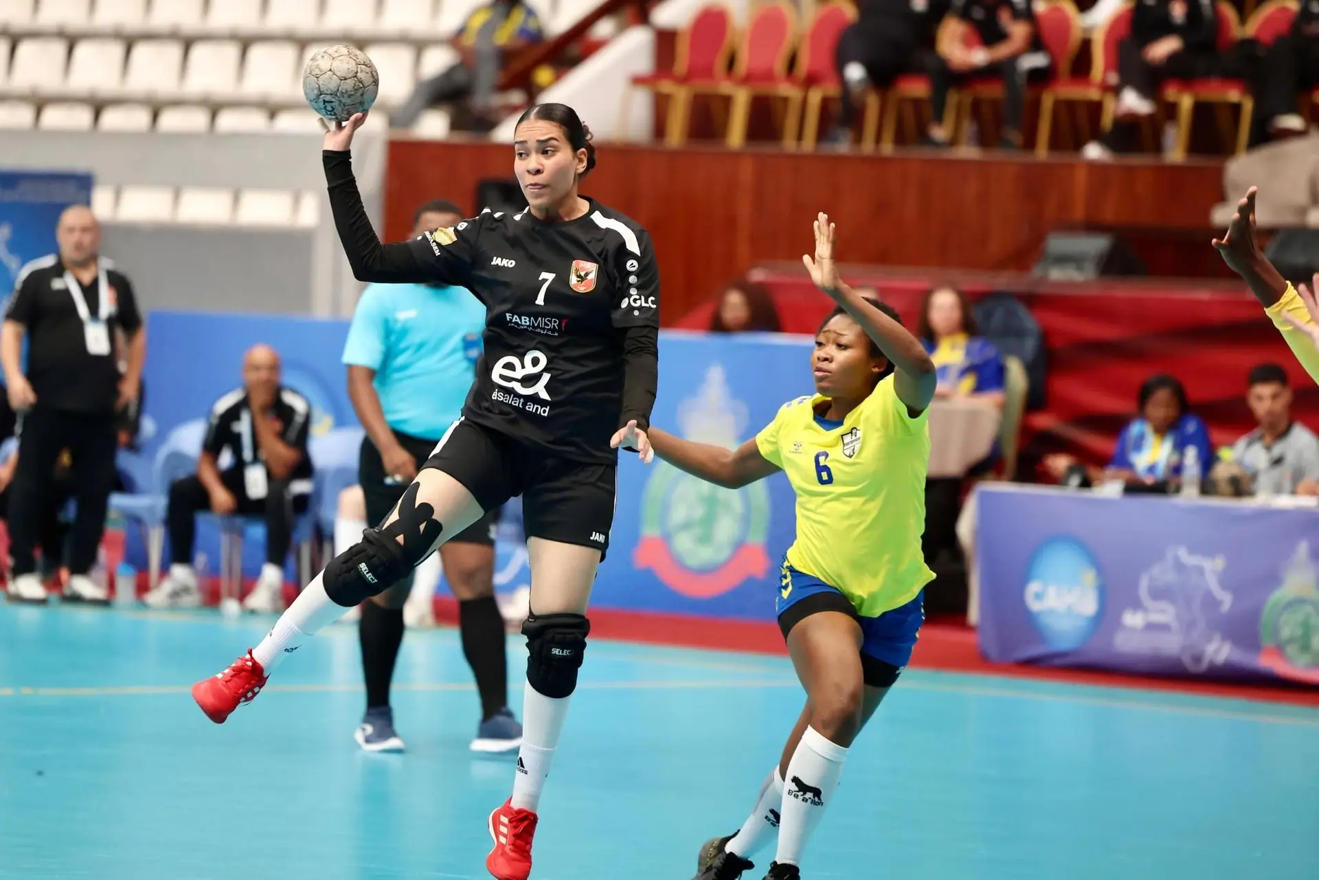 سيدات الأهلي يواصلن التألق ويتأهلن إلى نصف نهائي بطولة إفريقيا لليد