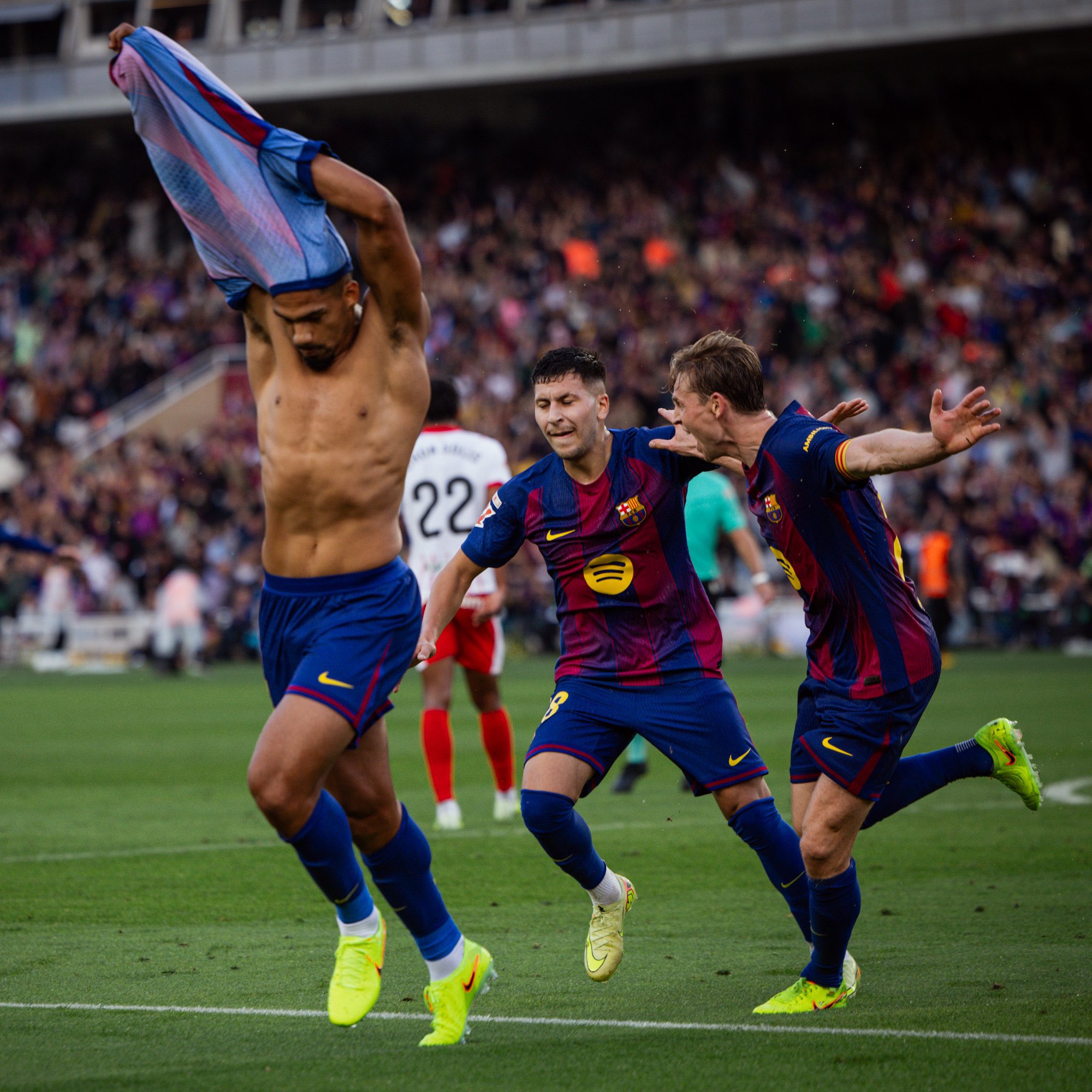 أراوخو المهاجم يهدي برشلونة الصدارة مؤقتا