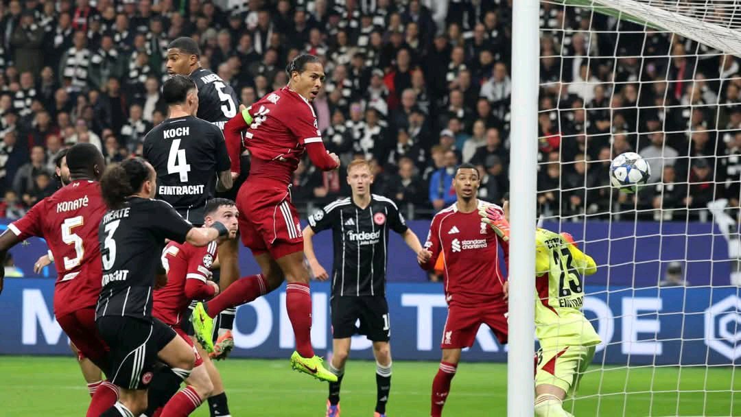 فان دايك.. رأس لا يُقهر في سماء البريميرليغ