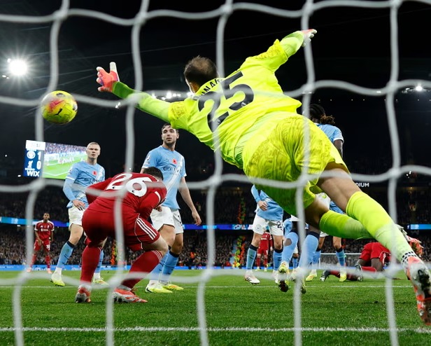 ليفربول يتصاعد غضبه بعد إلغاء هدف فان دايك أمام مانشستر سيتي