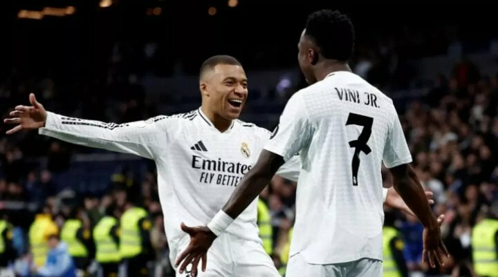 فينيسيوس جونيور يثير الجدل داخل ريال مدريد بطلباته المالية الضخمة لتجديد عقده