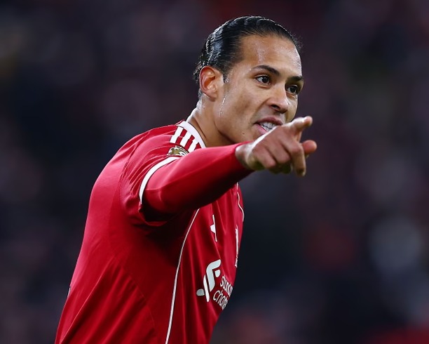 فان دايك يفجّر غرفة الملابس: ليفربول غارق في الفوضى… والهزيمة أمام نوتنغهام تكشف انهياراً مخيفاً