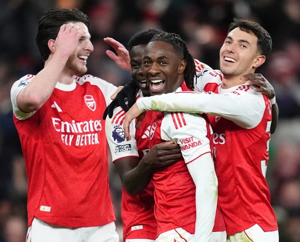 إيزي يشعل الديربي… وأرسنال يجرّ توتنهام إلى ليلة سوداء بثلاثية تاريخية