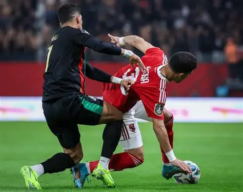 الكاف يصدر بيانًا رسميًا بعد أحداث المغرب.. تقرير خطير يدين أحداث مباراة الأهلي والجيش الملكي