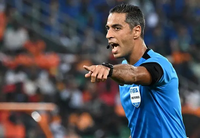 صمت اتحاد الكرة بعد رفض مغربي لحكم مصري يشعل الجدل في أمم أفريقيا