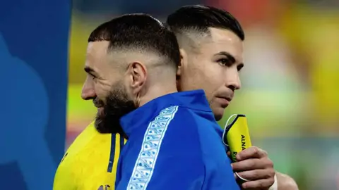 أثار ضجة عالمية في ثوانٍ.. سر حذف كريستيانو رونالدو لفيديو كريم بنزيما داخل الحرم المكي يشعل مواقع التواصل